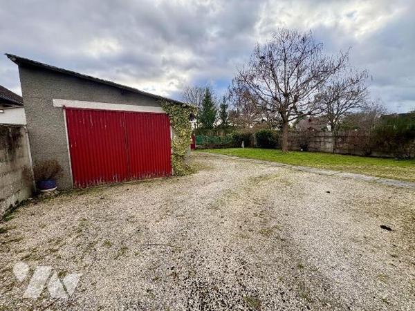 Située à La Ferté-Imbault, dans le Loir-et-Cher, cette maison d'environ 90 m² offre toutes les ...