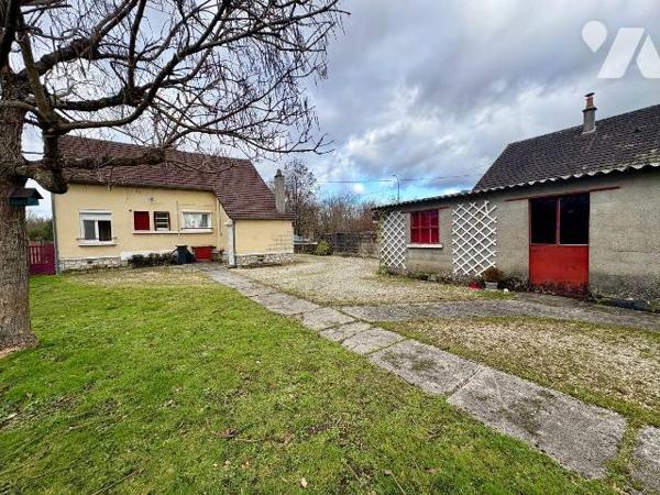 Située à La Ferté-Imbault, dans le Loir-et-Cher, cette maison d'environ 90 m² offre toutes les ...