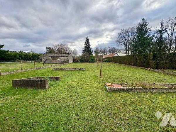 Située à La Ferté-Imbault, dans le Loir-et-Cher, cette maison d'environ 90 m² offre toutes les ...