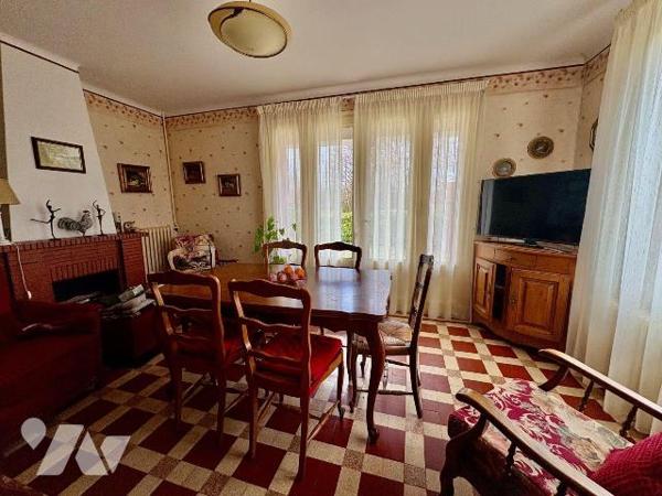 Située à La Ferté-Imbault, dans le Loir-et-Cher, cette maison d'environ 90 m² offre toutes les ...