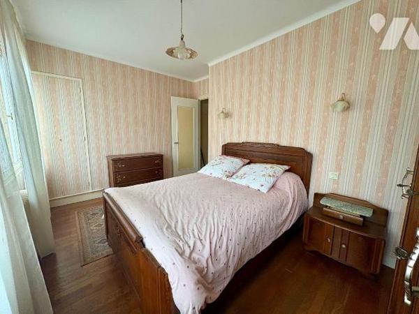 Située à La Ferté-Imbault, dans le Loir-et-Cher, cette maison d'environ 90 m² offre toutes les ...