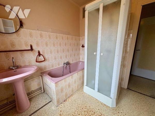 Située à La Ferté-Imbault, dans le Loir-et-Cher, cette maison d'environ 90 m² offre toutes les ...