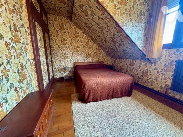 Située à La Ferté-Imbault, dans le Loir-et-Cher, cette maison d'environ 90 m² offre toutes les ...