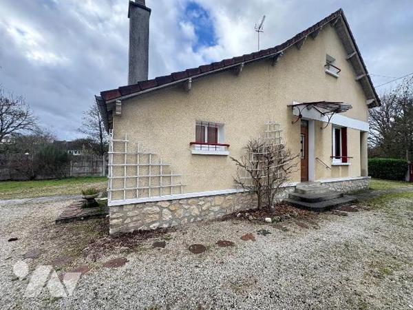 Située à La Ferté-Imbault, dans le Loir-et-Cher, cette maison d'environ 90 m² offre toutes les ...
