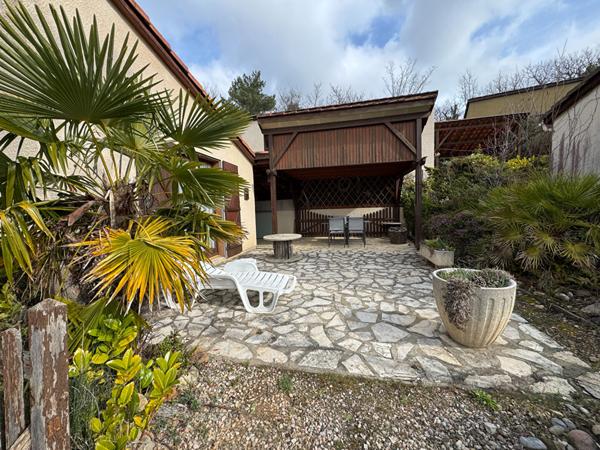 Maison 3 pièces avec terrasse ensoleillée dans environnement reposant