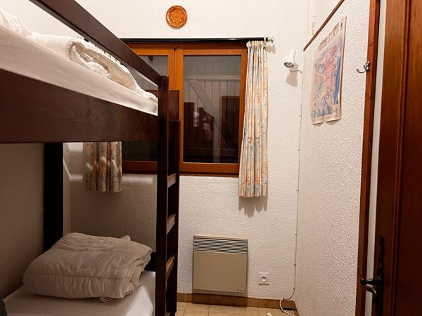 Maison 3 pièces avec terrasse ensoleillée dans environnement reposant