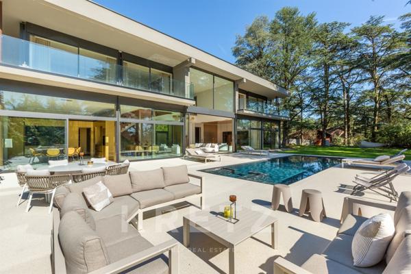 Propriété contemporaine de standing avec piscine et jardin paysager