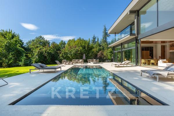 Propriété contemporaine de standing avec piscine et jardin paysager