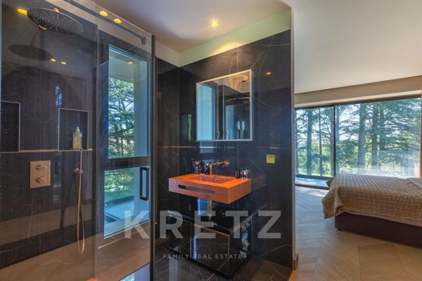 Propriété contemporaine de standing avec piscine et jardin paysager