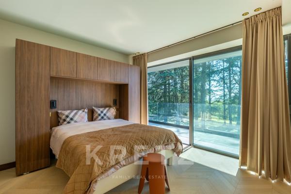 Propriété contemporaine de standing avec piscine et jardin paysager