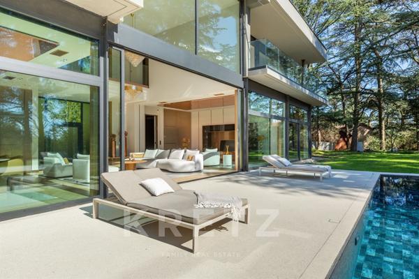 Propriété contemporaine de standing avec piscine et jardin paysager