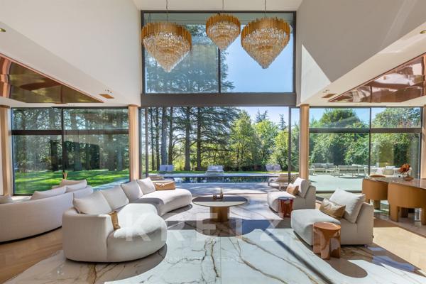 Propriété contemporaine de standing avec piscine et jardin paysager