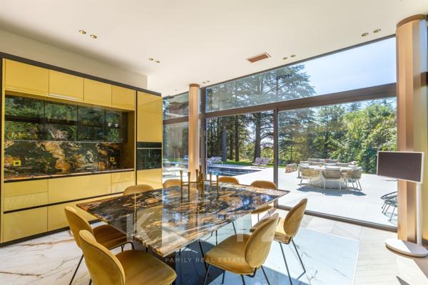 Propriété contemporaine de standing avec piscine et jardin paysager
