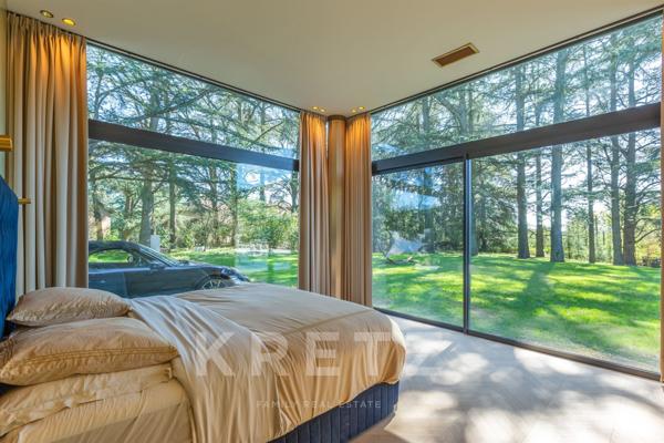 Propriété contemporaine de standing avec piscine et jardin paysager