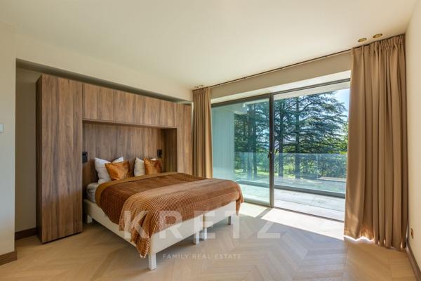 Propriété contemporaine de standing avec piscine et jardin paysager