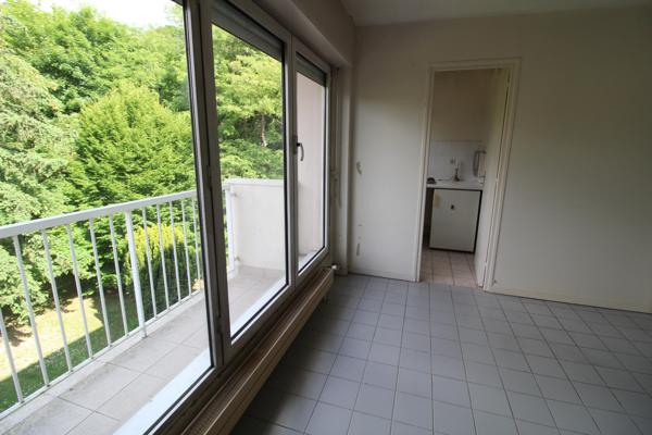 RUEIL-MALMAISON - CENTRE VILLE - STUDIO 24 M² - ENVIRONNEMENT TRES VERDOYANT - BALCON - CAVE