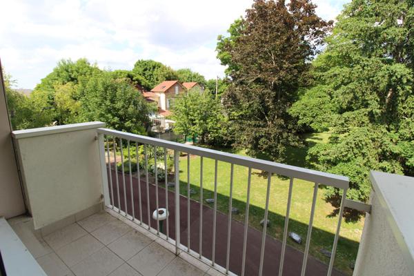 RUEIL-MALMAISON - CENTRE VILLE - STUDIO 24 M² - ENVIRONNEMENT TRES VERDOYANT - BALCON - CAVE