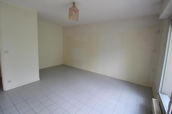 RUEIL-MALMAISON - CENTRE VILLE - STUDIO 24 M² - ENVIRONNEMENT TRES VERDOYANT - BALCON - CAVE