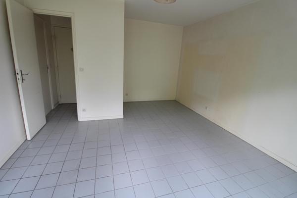 RUEIL-MALMAISON - CENTRE VILLE - STUDIO 24 M² - ENVIRONNEMENT TRES VERDOYANT - BALCON - CAVE