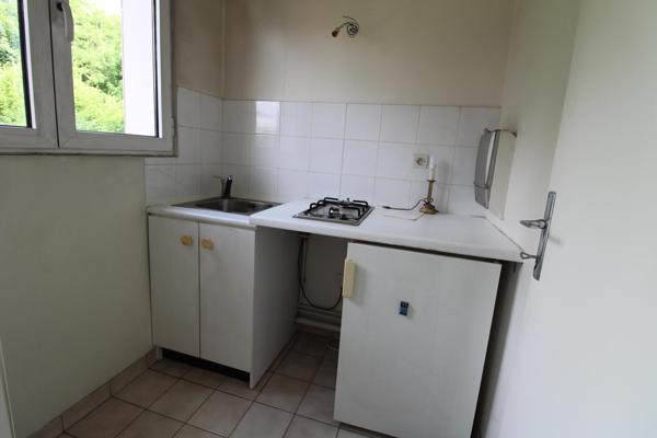 RUEIL-MALMAISON - CENTRE VILLE - STUDIO 24 M² - ENVIRONNEMENT TRES VERDOYANT - BALCON - CAVE