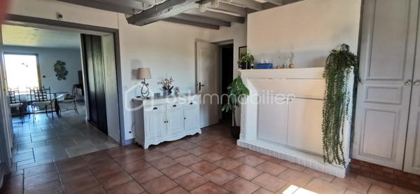 Auneuil! Village avec toutes les commodités sur place! 
Maison typique de la région, alliant avec élégance le charme de l'ancien au confort du moderne. Elle se compose d'une entrée, d'un séjour lumineux avec salon et cuisine aménagée et entièrement équipée, d'une première chambre, d'une salle d'eau avec WC, ainsi que d'une suite parentale. À l'étage, un palier dessert un couloir, un bureau pouvant également être aménagé en salle d'eau avec WC (arrivées d'eau et évacuation déjà en place), ainsi qu'une chambre.

À l'extérieur, vous profiterez d'une agréable terrasse à l'abri des regards, équipée d'un store banne, ainsi que d'un abri de jardin.

La propriété dispose également d'un garage avec un espace buanderie et d'une cave.

**Les atouts supplémentaires :** un studio indépendant d'environ 28 m², idéal pour un projet locatif, une profession libérale ou pour accueillir famille et amis. Il se compose d'une pièce de vie, d'un coin cuisine à aménager, d'une salle d'eau avec WC et d'un espace nuit aménagé sous les combles.
L'ensemble est implanté sur une agréable parcelle de 580 m², offrant un extérieur fonctionnel et préservé.

Côté confort, la maison est équipée d'une pompe à chaleur réversible, idéale pour assurer un confort optimal en toute saison, notamment lors des fortes chaleurs. Vous bénéficierez également de fenêtres en double vitrage ainsi que de volets roulants motorisés, pilotables à distance, pour un confort d'utilisation au quotidien.

Vous êtes séduit par le charme et le potentiel de cette maison ?
N'attendez plus pour venir la découvrir. Je me tiens à votre disposition pour tout renseignement complémentaire ou pour organiser une visite.