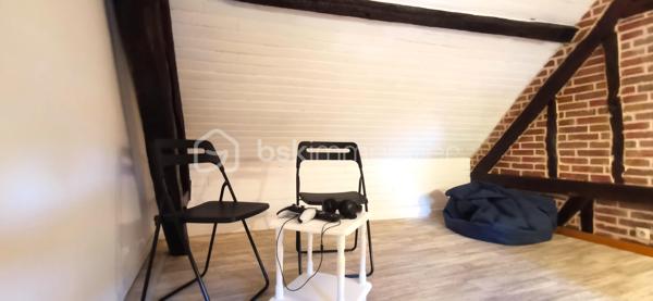 Auneuil! Village avec toutes les commodités sur place! 
Maison typique de la région, alliant avec élégance le charme de l'ancien au confort du moderne. Elle se compose d'une entrée, d'un séjour lumineux avec salon et cuisine aménagée et entièrement équipée, d'une première chambre, d'une salle d'eau avec WC, ainsi que d'une suite parentale. À l'étage, un palier dessert un couloir, un bureau pouvant également être aménagé en salle d'eau avec WC (arrivées d'eau et évacuation déjà en place), ainsi qu'une chambre.

À l'extérieur, vous profiterez d'une agréable terrasse à l'abri des regards, équipée d'un store banne, ainsi que d'un abri de jardin.

La propriété dispose également d'un garage avec un espace buanderie et d'une cave.

**Les atouts supplémentaires :** un studio indépendant d'environ 28 m², idéal pour un projet locatif, une profession libérale ou pour accueillir famille et amis. Il se compose d'une pièce de vie, d'un coin cuisine à aménager, d'une salle d'eau avec WC et d'un espace nuit aménagé sous les combles.
L'ensemble est implanté sur une agréable parcelle de 580 m², offrant un extérieur fonctionnel et préservé.

Côté confort, la maison est équipée d'une pompe à chaleur réversible, idéale pour assurer un confort optimal en toute saison, notamment lors des fortes chaleurs. Vous bénéficierez également de fenêtres en double vitrage ainsi que de volets roulants motorisés, pilotables à distance, pour un confort d'utilisation au quotidien.

Vous êtes séduit par le charme et le potentiel de cette maison ?
N'attendez plus pour venir la découvrir. Je me tiens à votre disposition pour tout renseignement complémentaire ou pour organiser une visite.