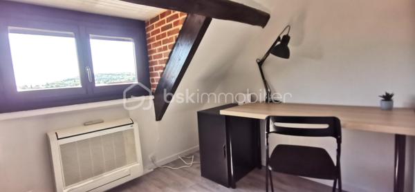 Auneuil! Village avec toutes les commodités sur place! 
Maison typique de la région, alliant avec élégance le charme de l'ancien au confort du moderne. Elle se compose d'une entrée, d'un séjour lumineux avec salon et cuisine aménagée et entièrement équipée, d'une première chambre, d'une salle d'eau avec WC, ainsi que d'une suite parentale. À l'étage, un palier dessert un couloir, un bureau pouvant également être aménagé en salle d'eau avec WC (arrivées d'eau et évacuation déjà en place), ainsi qu'une chambre.

À l'extérieur, vous profiterez d'une agréable terrasse à l'abri des regards, équipée d'un store banne, ainsi que d'un abri de jardin.

La propriété dispose également d'un garage avec un espace buanderie et d'une cave.

**Les atouts supplémentaires :** un studio indépendant d'environ 28 m², idéal pour un projet locatif, une profession libérale ou pour accueillir famille et amis. Il se compose d'une pièce de vie, d'un coin cuisine à aménager, d'une salle d'eau avec WC et d'un espace nuit aménagé sous les combles.
L'ensemble est implanté sur une agréable parcelle de 580 m², offrant un extérieur fonctionnel et préservé.

Côté confort, la maison est équipée d'une pompe à chaleur réversible, idéale pour assurer un confort optimal en toute saison, notamment lors des fortes chaleurs. Vous bénéficierez également de fenêtres en double vitrage ainsi que de volets roulants motorisés, pilotables à distance, pour un confort d'utilisation au quotidien.

Vous êtes séduit par le charme et le potentiel de cette maison ?
N'attendez plus pour venir la découvrir. Je me tiens à votre disposition pour tout renseignement complémentaire ou pour organiser une visite.