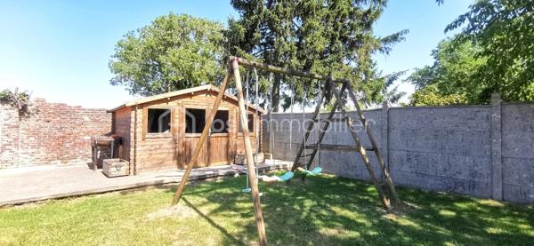 Auneuil! Village avec toutes les commodités sur place! 
Maison typique de la région, alliant avec élégance le charme de l'ancien au confort du moderne. Elle se compose d'une entrée, d'un séjour lumineux avec salon et cuisine aménagée et entièrement équipée, d'une première chambre, d'une salle d'eau avec WC, ainsi que d'une suite parentale. À l'étage, un palier dessert un couloir, un bureau pouvant également être aménagé en salle d'eau avec WC (arrivées d'eau et évacuation déjà en place), ainsi qu'une chambre.

À l'extérieur, vous profiterez d'une agréable terrasse à l'abri des regards, équipée d'un store banne, ainsi que d'un abri de jardin.

La propriété dispose également d'un garage avec un espace buanderie et d'une cave.

**Les atouts supplémentaires :** un studio indépendant d'environ 28 m², idéal pour un projet locatif, une profession libérale ou pour accueillir famille et amis. Il se compose d'une pièce de vie, d'un coin cuisine à aménager, d'une salle d'eau avec WC et d'un espace nuit aménagé sous les combles.
L'ensemble est implanté sur une agréable parcelle de 580 m², offrant un extérieur fonctionnel et préservé.

Côté confort, la maison est équipée d'une pompe à chaleur réversible, idéale pour assurer un confort optimal en toute saison, notamment lors des fortes chaleurs. Vous bénéficierez également de fenêtres en double vitrage ainsi que de volets roulants motorisés, pilotables à distance, pour un confort d'utilisation au quotidien.

Vous êtes séduit par le charme et le potentiel de cette maison ?
N'attendez plus pour venir la découvrir. Je me tiens à votre disposition pour tout renseignement complémentaire ou pour organiser une visite.