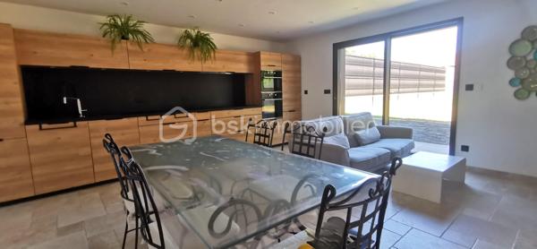 Auneuil! Village avec toutes les commodités sur place! 
Maison typique de la région, alliant avec élégance le charme de l'ancien au confort du moderne. Elle se compose d'une entrée, d'un séjour lumineux avec salon et cuisine aménagée et entièrement équipée, d'une première chambre, d'une salle d'eau avec WC, ainsi que d'une suite parentale. À l'étage, un palier dessert un couloir, un bureau pouvant également être aménagé en salle d'eau avec WC (arrivées d'eau et évacuation déjà en place), ainsi qu'une chambre.

À l'extérieur, vous profiterez d'une agréable terrasse à l'abri des regards, équipée d'un store banne, ainsi que d'un abri de jardin.

La propriété dispose également d'un garage avec un espace buanderie et d'une cave.

**Les atouts supplémentaires :** un studio indépendant d'environ 28 m², idéal pour un projet locatif, une profession libérale ou pour accueillir famille et amis. Il se compose d'une pièce de vie, d'un coin cuisine à aménager, d'une salle d'eau avec WC et d'un espace nuit aménagé sous les combles.
L'ensemble est implanté sur une agréable parcelle de 580 m², offrant un extérieur fonctionnel et préservé.

Côté confort, la maison est équipée d'une pompe à chaleur réversible, idéale pour assurer un confort optimal en toute saison, notamment lors des fortes chaleurs. Vous bénéficierez également de fenêtres en double vitrage ainsi que de volets roulants motorisés, pilotables à distance, pour un confort d'utilisation au quotidien.

Vous êtes séduit par le charme et le potentiel de cette maison ?
N'attendez plus pour venir la découvrir. Je me tiens à votre disposition pour tout renseignement complémentaire ou pour organiser une visite.