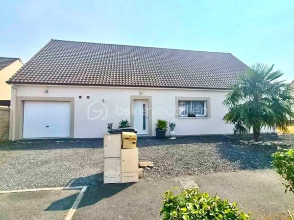 Nouveauté BSK Immobilier 

À découvrir sans tarder ! 

Située à Montdidier, dans un environnement recherché à proximité immédiate des écoles, du collège, du lycée et des commerces, cette belle maison contemporaine de plain-pied construite en 2016 vous séduira par ses prestations de qualité, sa fonctionnalité et son excellent classement énergétique.

Édifiée sur une parcelle de 495 m², elle développe une surface habitable d'environ 103 m² et se compose de :

- Une entrée 
- Une spacieuse pièce de vie lumineuse avec séjour/salon ouverte sur une cuisine aménagée et entièrement équipée
- Un cellier/buanderie attenant
- Trois chambres, dont une agréable suite parentale avec dressing et salle d'eau privative
- Une salle de bain indépendante avec baignoire
- Un WC séparé
- Un garage avec porte motorisée

Les atouts qui font la différence :

- Chauffage au sol au gaz de ville pour un confort optimal
- Chaudière Viessmann et ballon thermodynamique 
- Construction récente, aucun gros travaux à prévoir
- Combles aménageables d'environ 60 m² (loi Carrez) offrant un formidable potentiel d'agrandissement selon vos envies : chambres supplémentaires, bureau, salle de jeux ou espace détente.
- Terrasse extérieur 
- Performance énergétique : DPE B – Classe Climat B, un véritable gage d'économies d'énergie

Une maison idéale pour une famille à la recherche d'un bien moderne, évolutif et parfaitement situé.

Une visite s'impose ! Contactez-moi dès maintenant pour découvrir ce bien et concrétiser votre projet immobilier.