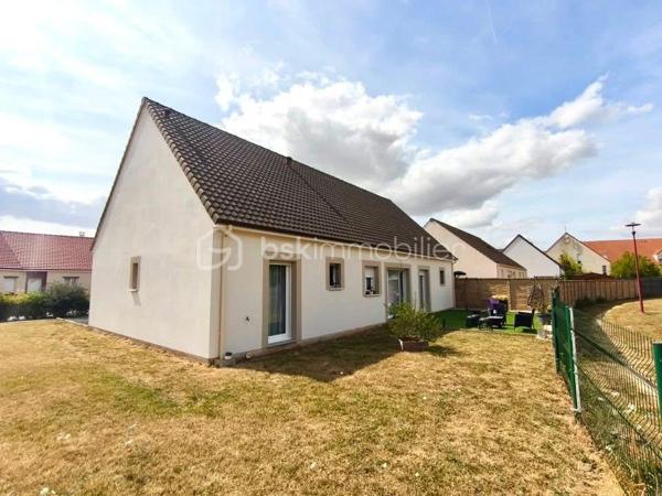 Nouveauté BSK Immobilier 

À découvrir sans tarder ! 

Située à Montdidier, dans un environnement recherché à proximité immédiate des écoles, du collège, du lycée et des commerces, cette belle maison contemporaine de plain-pied construite en 2016 vous séduira par ses prestations de qualité, sa fonctionnalité et son excellent classement énergétique.

Édifiée sur une parcelle de 495 m², elle développe une surface habitable d'environ 103 m² et se compose de :

- Une entrée 
- Une spacieuse pièce de vie lumineuse avec séjour/salon ouverte sur une cuisine aménagée et entièrement équipée
- Un cellier/buanderie attenant
- Trois chambres, dont une agréable suite parentale avec dressing et salle d'eau privative
- Une salle de bain indépendante avec baignoire
- Un WC séparé
- Un garage avec porte motorisée

Les atouts qui font la différence :

- Chauffage au sol au gaz de ville pour un confort optimal
- Chaudière Viessmann et ballon thermodynamique 
- Construction récente, aucun gros travaux à prévoir
- Combles aménageables d'environ 60 m² (loi Carrez) offrant un formidable potentiel d'agrandissement selon vos envies : chambres supplémentaires, bureau, salle de jeux ou espace détente.
- Terrasse extérieur 
- Performance énergétique : DPE B – Classe Climat B, un véritable gage d'économies d'énergie

Une maison idéale pour une famille à la recherche d'un bien moderne, évolutif et parfaitement situé.

Une visite s'impose ! Contactez-moi dès maintenant pour découvrir ce bien et concrétiser votre projet immobilier.
