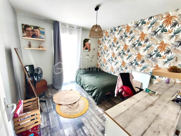Nouveauté BSK Immobilier 

À découvrir sans tarder ! 

Située à Montdidier, dans un environnement recherché à proximité immédiate des écoles, du collège, du lycée et des commerces, cette belle maison contemporaine de plain-pied construite en 2016 vous séduira par ses prestations de qualité, sa fonctionnalité et son excellent classement énergétique.

Édifiée sur une parcelle de 495 m², elle développe une surface habitable d'environ 103 m² et se compose de :

- Une entrée 
- Une spacieuse pièce de vie lumineuse avec séjour/salon ouverte sur une cuisine aménagée et entièrement équipée
- Un cellier/buanderie attenant
- Trois chambres, dont une agréable suite parentale avec dressing et salle d'eau privative
- Une salle de bain indépendante avec baignoire
- Un WC séparé
- Un garage avec porte motorisée

Les atouts qui font la différence :

- Chauffage au sol au gaz de ville pour un confort optimal
- Chaudière Viessmann et ballon thermodynamique 
- Construction récente, aucun gros travaux à prévoir
- Combles aménageables d'environ 60 m² (loi Carrez) offrant un formidable potentiel d'agrandissement selon vos envies : chambres supplémentaires, bureau, salle de jeux ou espace détente.
- Terrasse extérieur 
- Performance énergétique : DPE B – Classe Climat B, un véritable gage d'économies d'énergie

Une maison idéale pour une famille à la recherche d'un bien moderne, évolutif et parfaitement situé.

Une visite s'impose ! Contactez-moi dès maintenant pour découvrir ce bien et concrétiser votre projet immobilier.