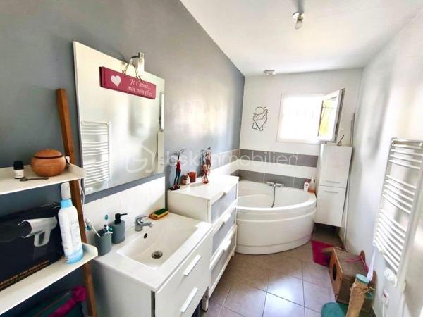 Nouveauté BSK Immobilier 

À découvrir sans tarder ! 

Située à Montdidier, dans un environnement recherché à proximité immédiate des écoles, du collège, du lycée et des commerces, cette belle maison contemporaine de plain-pied construite en 2016 vous séduira par ses prestations de qualité, sa fonctionnalité et son excellent classement énergétique.

Édifiée sur une parcelle de 495 m², elle développe une surface habitable d'environ 103 m² et se compose de :

- Une entrée 
- Une spacieuse pièce de vie lumineuse avec séjour/salon ouverte sur une cuisine aménagée et entièrement équipée
- Un cellier/buanderie attenant
- Trois chambres, dont une agréable suite parentale avec dressing et salle d'eau privative
- Une salle de bain indépendante avec baignoire
- Un WC séparé
- Un garage avec porte motorisée

Les atouts qui font la différence :

- Chauffage au sol au gaz de ville pour un confort optimal
- Chaudière Viessmann et ballon thermodynamique 
- Construction récente, aucun gros travaux à prévoir
- Combles aménageables d'environ 60 m² (loi Carrez) offrant un formidable potentiel d'agrandissement selon vos envies : chambres supplémentaires, bureau, salle de jeux ou espace détente.
- Terrasse extérieur 
- Performance énergétique : DPE B – Classe Climat B, un véritable gage d'économies d'énergie

Une maison idéale pour une famille à la recherche d'un bien moderne, évolutif et parfaitement situé.

Une visite s'impose ! Contactez-moi dès maintenant pour découvrir ce bien et concrétiser votre projet immobilier.