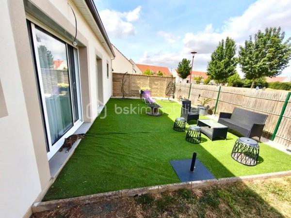 Nouveauté BSK Immobilier 

À découvrir sans tarder ! 

Située à Montdidier, dans un environnement recherché à proximité immédiate des écoles, du collège, du lycée et des commerces, cette belle maison contemporaine de plain-pied construite en 2016 vous séduira par ses prestations de qualité, sa fonctionnalité et son excellent classement énergétique.

Édifiée sur une parcelle de 495 m², elle développe une surface habitable d'environ 103 m² et se compose de :

- Une entrée 
- Une spacieuse pièce de vie lumineuse avec séjour/salon ouverte sur une cuisine aménagée et entièrement équipée
- Un cellier/buanderie attenant
- Trois chambres, dont une agréable suite parentale avec dressing et salle d'eau privative
- Une salle de bain indépendante avec baignoire
- Un WC séparé
- Un garage avec porte motorisée

Les atouts qui font la différence :

- Chauffage au sol au gaz de ville pour un confort optimal
- Chaudière Viessmann et ballon thermodynamique 
- Construction récente, aucun gros travaux à prévoir
- Combles aménageables d'environ 60 m² (loi Carrez) offrant un formidable potentiel d'agrandissement selon vos envies : chambres supplémentaires, bureau, salle de jeux ou espace détente.
- Terrasse extérieur 
- Performance énergétique : DPE B – Classe Climat B, un véritable gage d'économies d'énergie

Une maison idéale pour une famille à la recherche d'un bien moderne, évolutif et parfaitement situé.

Une visite s'impose ! Contactez-moi dès maintenant pour découvrir ce bien et concrétiser votre projet immobilier.