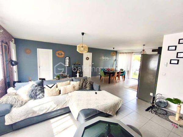 Nouveauté BSK Immobilier 

À découvrir sans tarder ! 

Située à Montdidier, dans un environnement recherché à proximité immédiate des écoles, du collège, du lycée et des commerces, cette belle maison contemporaine de plain-pied construite en 2016 vous séduira par ses prestations de qualité, sa fonctionnalité et son excellent classement énergétique.

Édifiée sur une parcelle de 495 m², elle développe une surface habitable d'environ 103 m² et se compose de :

- Une entrée 
- Une spacieuse pièce de vie lumineuse avec séjour/salon ouverte sur une cuisine aménagée et entièrement équipée
- Un cellier/buanderie attenant
- Trois chambres, dont une agréable suite parentale avec dressing et salle d'eau privative
- Une salle de bain indépendante avec baignoire
- Un WC séparé
- Un garage avec porte motorisée

Les atouts qui font la différence :

- Chauffage au sol au gaz de ville pour un confort optimal
- Chaudière Viessmann et ballon thermodynamique 
- Construction récente, aucun gros travaux à prévoir
- Combles aménageables d'environ 60 m² (loi Carrez) offrant un formidable potentiel d'agrandissement selon vos envies : chambres supplémentaires, bureau, salle de jeux ou espace détente.
- Terrasse extérieur 
- Performance énergétique : DPE B – Classe Climat B, un véritable gage d'économies d'énergie

Une maison idéale pour une famille à la recherche d'un bien moderne, évolutif et parfaitement situé.

Une visite s'impose ! Contactez-moi dès maintenant pour découvrir ce bien et concrétiser votre projet immobilier.