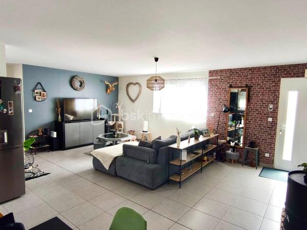 Nouveauté BSK Immobilier 

À découvrir sans tarder ! 

Située à Montdidier, dans un environnement recherché à proximité immédiate des écoles, du collège, du lycée et des commerces, cette belle maison contemporaine de plain-pied construite en 2016 vous séduira par ses prestations de qualité, sa fonctionnalité et son excellent classement énergétique.

Édifiée sur une parcelle de 495 m², elle développe une surface habitable d'environ 103 m² et se compose de :

- Une entrée 
- Une spacieuse pièce de vie lumineuse avec séjour/salon ouverte sur une cuisine aménagée et entièrement équipée
- Un cellier/buanderie attenant
- Trois chambres, dont une agréable suite parentale avec dressing et salle d'eau privative
- Une salle de bain indépendante avec baignoire
- Un WC séparé
- Un garage avec porte motorisée

Les atouts qui font la différence :

- Chauffage au sol au gaz de ville pour un confort optimal
- Chaudière Viessmann et ballon thermodynamique 
- Construction récente, aucun gros travaux à prévoir
- Combles aménageables d'environ 60 m² (loi Carrez) offrant un formidable potentiel d'agrandissement selon vos envies : chambres supplémentaires, bureau, salle de jeux ou espace détente.
- Terrasse extérieur 
- Performance énergétique : DPE B – Classe Climat B, un véritable gage d'économies d'énergie

Une maison idéale pour une famille à la recherche d'un bien moderne, évolutif et parfaitement situé.

Une visite s'impose ! Contactez-moi dès maintenant pour découvrir ce bien et concrétiser votre projet immobilier.