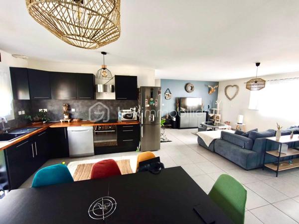 Nouveauté BSK Immobilier 

À découvrir sans tarder ! 

Située à Montdidier, dans un environnement recherché à proximité immédiate des écoles, du collège, du lycée et des commerces, cette belle maison contemporaine de plain-pied construite en 2016 vous séduira par ses prestations de qualité, sa fonctionnalité et son excellent classement énergétique.

Édifiée sur une parcelle de 495 m², elle développe une surface habitable d'environ 103 m² et se compose de :

- Une entrée 
- Une spacieuse pièce de vie lumineuse avec séjour/salon ouverte sur une cuisine aménagée et entièrement équipée
- Un cellier/buanderie attenant
- Trois chambres, dont une agréable suite parentale avec dressing et salle d'eau privative
- Une salle de bain indépendante avec baignoire
- Un WC séparé
- Un garage avec porte motorisée

Les atouts qui font la différence :

- Chauffage au sol au gaz de ville pour un confort optimal
- Chaudière Viessmann et ballon thermodynamique 
- Construction récente, aucun gros travaux à prévoir
- Combles aménageables d'environ 60 m² (loi Carrez) offrant un formidable potentiel d'agrandissement selon vos envies : chambres supplémentaires, bureau, salle de jeux ou espace détente.
- Terrasse extérieur 
- Performance énergétique : DPE B – Classe Climat B, un véritable gage d'économies d'énergie

Une maison idéale pour une famille à la recherche d'un bien moderne, évolutif et parfaitement situé.

Une visite s'impose ! Contactez-moi dès maintenant pour découvrir ce bien et concrétiser votre projet immobilier.