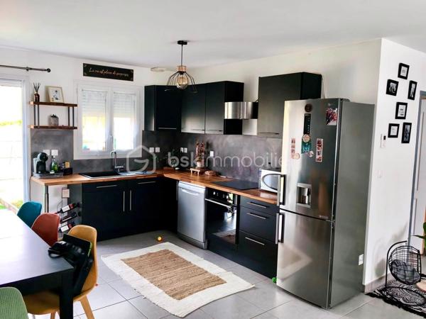 Nouveauté BSK Immobilier 

À découvrir sans tarder ! 

Située à Montdidier, dans un environnement recherché à proximité immédiate des écoles, du collège, du lycée et des commerces, cette belle maison contemporaine de plain-pied construite en 2016 vous séduira par ses prestations de qualité, sa fonctionnalité et son excellent classement énergétique.

Édifiée sur une parcelle de 495 m², elle développe une surface habitable d'environ 103 m² et se compose de :

- Une entrée 
- Une spacieuse pièce de vie lumineuse avec séjour/salon ouverte sur une cuisine aménagée et entièrement équipée
- Un cellier/buanderie attenant
- Trois chambres, dont une agréable suite parentale avec dressing et salle d'eau privative
- Une salle de bain indépendante avec baignoire
- Un WC séparé
- Un garage avec porte motorisée

Les atouts qui font la différence :

- Chauffage au sol au gaz de ville pour un confort optimal
- Chaudière Viessmann et ballon thermodynamique 
- Construction récente, aucun gros travaux à prévoir
- Combles aménageables d'environ 60 m² (loi Carrez) offrant un formidable potentiel d'agrandissement selon vos envies : chambres supplémentaires, bureau, salle de jeux ou espace détente.
- Terrasse extérieur 
- Performance énergétique : DPE B – Classe Climat B, un véritable gage d'économies d'énergie

Une maison idéale pour une famille à la recherche d'un bien moderne, évolutif et parfaitement situé.

Une visite s'impose ! Contactez-moi dès maintenant pour découvrir ce bien et concrétiser votre projet immobilier.
