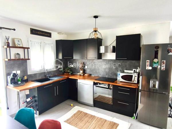 Nouveauté BSK Immobilier 

À découvrir sans tarder ! 

Située à Montdidier, dans un environnement recherché à proximité immédiate des écoles, du collège, du lycée et des commerces, cette belle maison contemporaine de plain-pied construite en 2016 vous séduira par ses prestations de qualité, sa fonctionnalité et son excellent classement énergétique.

Édifiée sur une parcelle de 495 m², elle développe une surface habitable d'environ 103 m² et se compose de :

- Une entrée 
- Une spacieuse pièce de vie lumineuse avec séjour/salon ouverte sur une cuisine aménagée et entièrement équipée
- Un cellier/buanderie attenant
- Trois chambres, dont une agréable suite parentale avec dressing et salle d'eau privative
- Une salle de bain indépendante avec baignoire
- Un WC séparé
- Un garage avec porte motorisée

Les atouts qui font la différence :

- Chauffage au sol au gaz de ville pour un confort optimal
- Chaudière Viessmann et ballon thermodynamique 
- Construction récente, aucun gros travaux à prévoir
- Combles aménageables d'environ 60 m² (loi Carrez) offrant un formidable potentiel d'agrandissement selon vos envies : chambres supplémentaires, bureau, salle de jeux ou espace détente.
- Terrasse extérieur 
- Performance énergétique : DPE B – Classe Climat B, un véritable gage d'économies d'énergie

Une maison idéale pour une famille à la recherche d'un bien moderne, évolutif et parfaitement situé.

Une visite s'impose ! Contactez-moi dès maintenant pour découvrir ce bien et concrétiser votre projet immobilier.