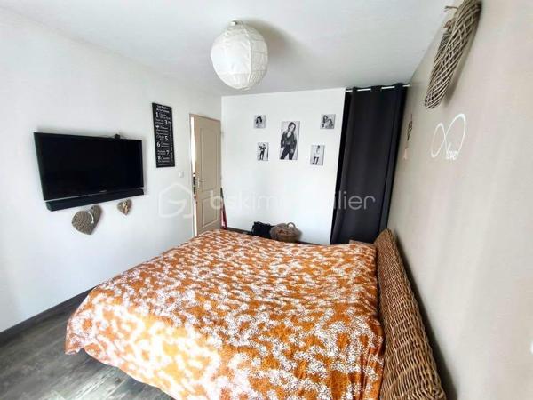 Nouveauté BSK Immobilier 

À découvrir sans tarder ! 

Située à Montdidier, dans un environnement recherché à proximité immédiate des écoles, du collège, du lycée et des commerces, cette belle maison contemporaine de plain-pied construite en 2016 vous séduira par ses prestations de qualité, sa fonctionnalité et son excellent classement énergétique.

Édifiée sur une parcelle de 495 m², elle développe une surface habitable d'environ 103 m² et se compose de :

- Une entrée 
- Une spacieuse pièce de vie lumineuse avec séjour/salon ouverte sur une cuisine aménagée et entièrement équipée
- Un cellier/buanderie attenant
- Trois chambres, dont une agréable suite parentale avec dressing et salle d'eau privative
- Une salle de bain indépendante avec baignoire
- Un WC séparé
- Un garage avec porte motorisée

Les atouts qui font la différence :

- Chauffage au sol au gaz de ville pour un confort optimal
- Chaudière Viessmann et ballon thermodynamique 
- Construction récente, aucun gros travaux à prévoir
- Combles aménageables d'environ 60 m² (loi Carrez) offrant un formidable potentiel d'agrandissement selon vos envies : chambres supplémentaires, bureau, salle de jeux ou espace détente.
- Terrasse extérieur 
- Performance énergétique : DPE B – Classe Climat B, un véritable gage d'économies d'énergie

Une maison idéale pour une famille à la recherche d'un bien moderne, évolutif et parfaitement situé.

Une visite s'impose ! Contactez-moi dès maintenant pour découvrir ce bien et concrétiser votre projet immobilier.