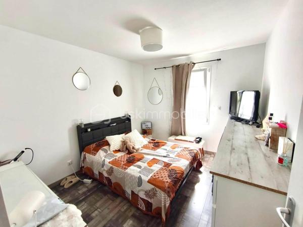 Nouveauté BSK Immobilier 

À découvrir sans tarder ! 

Située à Montdidier, dans un environnement recherché à proximité immédiate des écoles, du collège, du lycée et des commerces, cette belle maison contemporaine de plain-pied construite en 2016 vous séduira par ses prestations de qualité, sa fonctionnalité et son excellent classement énergétique.

Édifiée sur une parcelle de 495 m², elle développe une surface habitable d'environ 103 m² et se compose de :

- Une entrée 
- Une spacieuse pièce de vie lumineuse avec séjour/salon ouverte sur une cuisine aménagée et entièrement équipée
- Un cellier/buanderie attenant
- Trois chambres, dont une agréable suite parentale avec dressing et salle d'eau privative
- Une salle de bain indépendante avec baignoire
- Un WC séparé
- Un garage avec porte motorisée

Les atouts qui font la différence :

- Chauffage au sol au gaz de ville pour un confort optimal
- Chaudière Viessmann et ballon thermodynamique 
- Construction récente, aucun gros travaux à prévoir
- Combles aménageables d'environ 60 m² (loi Carrez) offrant un formidable potentiel d'agrandissement selon vos envies : chambres supplémentaires, bureau, salle de jeux ou espace détente.
- Terrasse extérieur 
- Performance énergétique : DPE B – Classe Climat B, un véritable gage d'économies d'énergie

Une maison idéale pour une famille à la recherche d'un bien moderne, évolutif et parfaitement situé.

Une visite s'impose ! Contactez-moi dès maintenant pour découvrir ce bien et concrétiser votre projet immobilier.