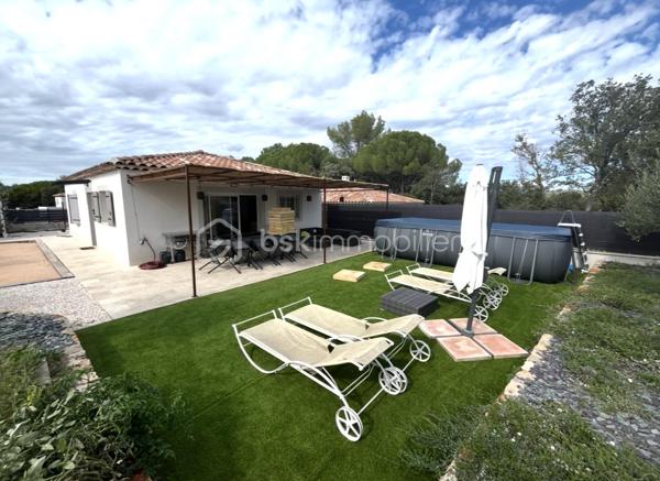 COUP DE CŒUR ASSURÉ !
Découvrez cette charmante villa récente de plain-pied située à Carcès, nichée sur un terrain d’environ 460 m², dans un environnement calme et ensoleillé.
Dès l’entrée, laissez-vous séduire par une superbe pièce de vie baignée de lumière, avec séjour chaleureux et cuisine ouverte de style US, idéale pour partager des moments conviviaux en famille ou entre amis. Côté nuit, vous trouverez deux chambres confortables, ainsi qu’une magnifique salle d’eau moderne et des WC séparés.
À l’extérieur, tout est réuni pour profiter pleinement du climat : jardin arboré, espace pétanque pour vos soirées d’été, piscine hors-sol et grande terrasse ensoleillée, parfaite pour vos repas en plein air. Un véritable havre de paix, avec en bonus la possibilité d’agrandissement selon vos envies !
Une opportunité rare à ne pas manquer.