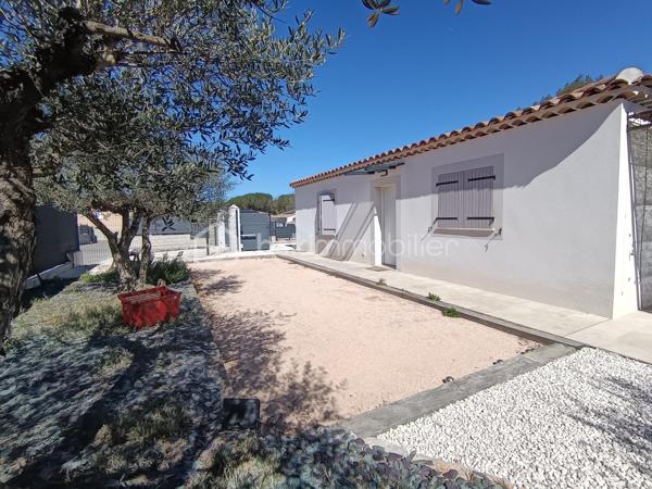 COUP DE CŒUR ASSURÉ !
Découvrez cette charmante villa récente de plain-pied située à Carcès, nichée sur un terrain d’environ 460 m², dans un environnement calme et ensoleillé.
Dès l’entrée, laissez-vous séduire par une superbe pièce de vie baignée de lumière, avec séjour chaleureux et cuisine ouverte de style US, idéale pour partager des moments conviviaux en famille ou entre amis. Côté nuit, vous trouverez deux chambres confortables, ainsi qu’une magnifique salle d’eau moderne et des WC séparés.
À l’extérieur, tout est réuni pour profiter pleinement du climat : jardin arboré, espace pétanque pour vos soirées d’été, piscine hors-sol et grande terrasse ensoleillée, parfaite pour vos repas en plein air. Un véritable havre de paix, avec en bonus la possibilité d’agrandissement selon vos envies !
Une opportunité rare à ne pas manquer.