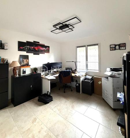 COUP DE CŒUR ASSURÉ !
Découvrez cette charmante villa récente de plain-pied située à Carcès, nichée sur un terrain d’environ 460 m², dans un environnement calme et ensoleillé.
Dès l’entrée, laissez-vous séduire par une superbe pièce de vie baignée de lumière, avec séjour chaleureux et cuisine ouverte de style US, idéale pour partager des moments conviviaux en famille ou entre amis. Côté nuit, vous trouverez deux chambres confortables, ainsi qu’une magnifique salle d’eau moderne et des WC séparés.
À l’extérieur, tout est réuni pour profiter pleinement du climat : jardin arboré, espace pétanque pour vos soirées d’été, piscine hors-sol et grande terrasse ensoleillée, parfaite pour vos repas en plein air. Un véritable havre de paix, avec en bonus la possibilité d’agrandissement selon vos envies !
Une opportunité rare à ne pas manquer.