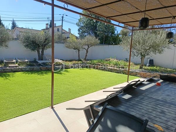 COUP DE CŒUR ASSURÉ !
Découvrez cette charmante villa récente de plain-pied située à Carcès, nichée sur un terrain d’environ 460 m², dans un environnement calme et ensoleillé.
Dès l’entrée, laissez-vous séduire par une superbe pièce de vie baignée de lumière, avec séjour chaleureux et cuisine ouverte de style US, idéale pour partager des moments conviviaux en famille ou entre amis. Côté nuit, vous trouverez deux chambres confortables, ainsi qu’une magnifique salle d’eau moderne et des WC séparés.
À l’extérieur, tout est réuni pour profiter pleinement du climat : jardin arboré, espace pétanque pour vos soirées d’été, piscine hors-sol et grande terrasse ensoleillée, parfaite pour vos repas en plein air. Un véritable havre de paix, avec en bonus la possibilité d’agrandissement selon vos envies !
Une opportunité rare à ne pas manquer.