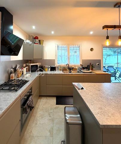 COUP DE CŒUR ASSURÉ !
Découvrez cette charmante villa récente de plain-pied située à Carcès, nichée sur un terrain d’environ 460 m², dans un environnement calme et ensoleillé.
Dès l’entrée, laissez-vous séduire par une superbe pièce de vie baignée de lumière, avec séjour chaleureux et cuisine ouverte de style US, idéale pour partager des moments conviviaux en famille ou entre amis. Côté nuit, vous trouverez deux chambres confortables, ainsi qu’une magnifique salle d’eau moderne et des WC séparés.
À l’extérieur, tout est réuni pour profiter pleinement du climat : jardin arboré, espace pétanque pour vos soirées d’été, piscine hors-sol et grande terrasse ensoleillée, parfaite pour vos repas en plein air. Un véritable havre de paix, avec en bonus la possibilité d’agrandissement selon vos envies !
Une opportunité rare à ne pas manquer.