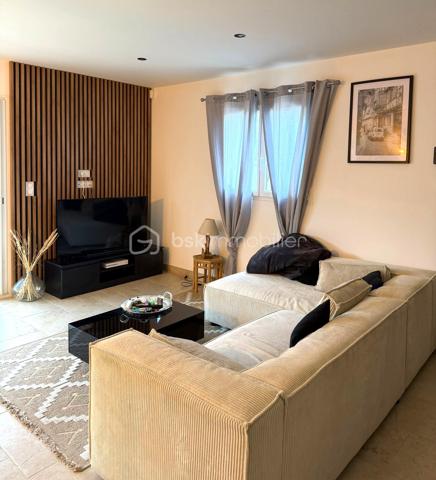 COUP DE CŒUR ASSURÉ !
Découvrez cette charmante villa récente de plain-pied située à Carcès, nichée sur un terrain d’environ 460 m², dans un environnement calme et ensoleillé.
Dès l’entrée, laissez-vous séduire par une superbe pièce de vie baignée de lumière, avec séjour chaleureux et cuisine ouverte de style US, idéale pour partager des moments conviviaux en famille ou entre amis. Côté nuit, vous trouverez deux chambres confortables, ainsi qu’une magnifique salle d’eau moderne et des WC séparés.
À l’extérieur, tout est réuni pour profiter pleinement du climat : jardin arboré, espace pétanque pour vos soirées d’été, piscine hors-sol et grande terrasse ensoleillée, parfaite pour vos repas en plein air. Un véritable havre de paix, avec en bonus la possibilité d’agrandissement selon vos envies !
Une opportunité rare à ne pas manquer.