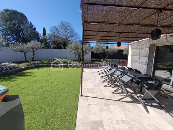 COUP DE CŒUR ASSURÉ !
Découvrez cette charmante villa récente de plain-pied située à Carcès, nichée sur un terrain d’environ 460 m², dans un environnement calme et ensoleillé.
Dès l’entrée, laissez-vous séduire par une superbe pièce de vie baignée de lumière, avec séjour chaleureux et cuisine ouverte de style US, idéale pour partager des moments conviviaux en famille ou entre amis. Côté nuit, vous trouverez deux chambres confortables, ainsi qu’une magnifique salle d’eau moderne et des WC séparés.
À l’extérieur, tout est réuni pour profiter pleinement du climat : jardin arboré, espace pétanque pour vos soirées d’été, piscine hors-sol et grande terrasse ensoleillée, parfaite pour vos repas en plein air. Un véritable havre de paix, avec en bonus la possibilité d’agrandissement selon vos envies !
Une opportunité rare à ne pas manquer.