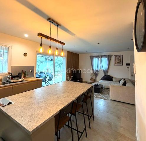 COUP DE CŒUR ASSURÉ !
Découvrez cette charmante villa récente de plain-pied située à Carcès, nichée sur un terrain d’environ 460 m², dans un environnement calme et ensoleillé.
Dès l’entrée, laissez-vous séduire par une superbe pièce de vie baignée de lumière, avec séjour chaleureux et cuisine ouverte de style US, idéale pour partager des moments conviviaux en famille ou entre amis. Côté nuit, vous trouverez deux chambres confortables, ainsi qu’une magnifique salle d’eau moderne et des WC séparés.
À l’extérieur, tout est réuni pour profiter pleinement du climat : jardin arboré, espace pétanque pour vos soirées d’été, piscine hors-sol et grande terrasse ensoleillée, parfaite pour vos repas en plein air. Un véritable havre de paix, avec en bonus la possibilité d’agrandissement selon vos envies !
Une opportunité rare à ne pas manquer.