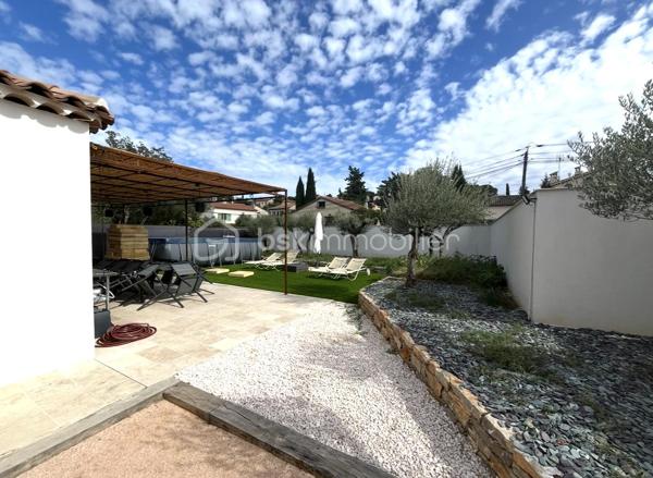 COUP DE CŒUR ASSURÉ !
Découvrez cette charmante villa récente de plain-pied située à Carcès, nichée sur un terrain d’environ 460 m², dans un environnement calme et ensoleillé.
Dès l’entrée, laissez-vous séduire par une superbe pièce de vie baignée de lumière, avec séjour chaleureux et cuisine ouverte de style US, idéale pour partager des moments conviviaux en famille ou entre amis. Côté nuit, vous trouverez deux chambres confortables, ainsi qu’une magnifique salle d’eau moderne et des WC séparés.
À l’extérieur, tout est réuni pour profiter pleinement du climat : jardin arboré, espace pétanque pour vos soirées d’été, piscine hors-sol et grande terrasse ensoleillée, parfaite pour vos repas en plein air. Un véritable havre de paix, avec en bonus la possibilité d’agrandissement selon vos envies !
Une opportunité rare à ne pas manquer.